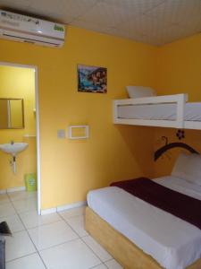 PedregalCabañas Martina Surf Playa Guanico的一间卧室配有双层床和水槽