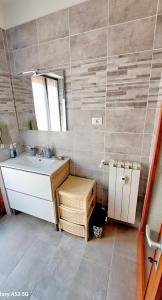 蒙法尔科内Appartamento Aris的一间带水槽和镜子的浴室