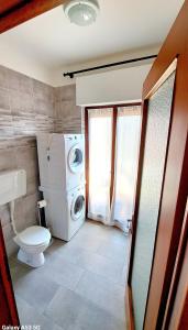 蒙法尔科内Appartamento Aris的一间带洗衣机和卫生间的浴室