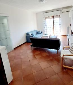 蒙法尔科内Appartamento Aris的客厅配有沙发和桌子