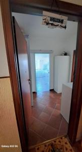 蒙法尔科内Appartamento Aris的走廊上的门和冰箱