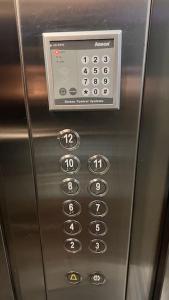 贝贾亚YEMMA GOURAYA LOFT的电梯的控制面板,带有微波炉