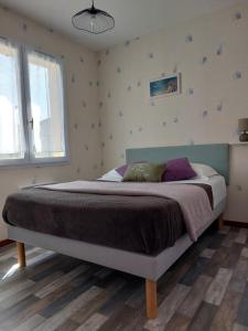莱萨布勒-多洛讷MaMaMé的一间卧室,卧室内配有一张大床