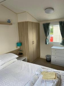 罗切斯特The Breakaway的卧室配有白色的床和窗户。