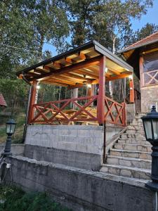 迪瓦伊巴雷Divcibarski Konak的公园内带楼梯的木凉亭