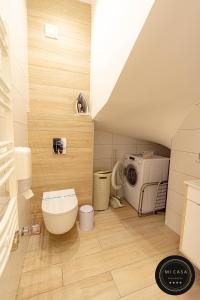 维尔蒂尼克Mi Casa 2的一间带洗衣机和烘干机的浴室