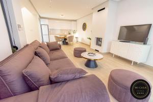 维尔蒂尼克Mi Casa 2的客厅配有大沙发和平面电视