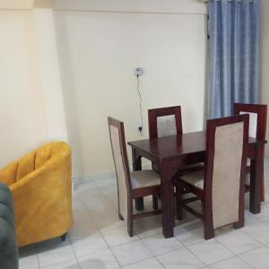 KakamegaMilly's homes的一间带木桌和椅子的用餐室