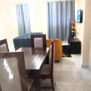 KakamegaMilly's homes的客厅配有桌子和沙发