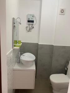 明德卢Lazareto Oceanview的浴室配有白色水槽和卫生间。