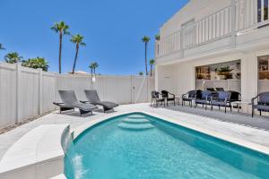 南帕诸岛Luxury Beachfront Condo with Private Pool &Terrace的一座房子后院的游泳池