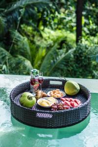 芭东海滩seaview patong private pool sauna 4br villa的桌上的食品和酒盘
