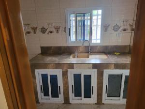 雅温得MediSweet Apartments Meublés的带水槽的厨房台面和窗户