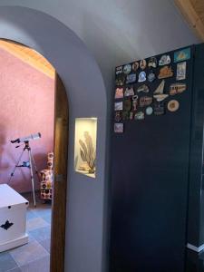 奥德米拉Heu’s Monte的走廊上设有一扇墙上挂有照片的门