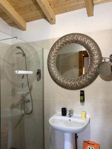 奥德米拉Heu’s Monte的浴室配有盥洗盆和带镜子的淋浴