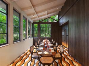 UtordaITC Grand Goa, a Luxury Collection Resort & Spa, Goa的一间设有桌椅和窗户的长餐厅