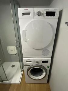 瓦杜兹Zimmer in Vaduz FL的小型浴室内的洗衣机和烘干机