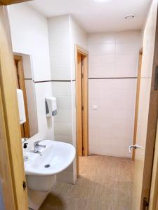 马德里Hostel Acacias的白色的浴室设有水槽和淋浴。