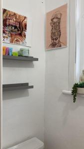 伦敦Urban Retreat的一间带卫生间的浴室和墙上的两张照片