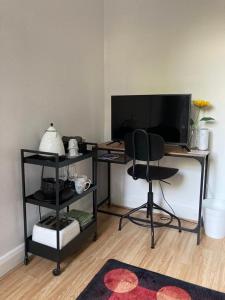 伦敦Urban Retreat的一张桌子,电视机和椅子放在房间里