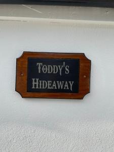 卡文Toddys Hideaway的墙上的标志,上面写着今天的邮箱