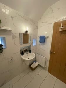 卡文Toddys Hideaway的白色的浴室设有水槽和卫生间。
