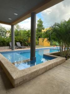 吉拉尔多特Casa Indica Colombia的一座蓝色的游泳池