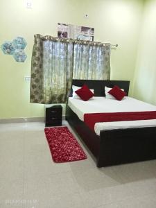 王舍城Hotel Narayani的一间带两张床的卧室和红色地毯