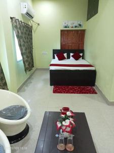 王舍城Hotel Narayani的卧室配有1张床、浴缸和桌子