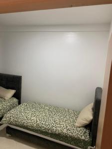 乌季达Appartement cosy et pratique的白色墙壁间的一张床位