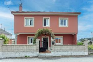 CoristancoCasa Herminia的一间粉红色的房子,设有黑色的门