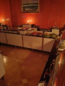 安卡拉SPOR HOTEL的包含多种不同食物的自助餐