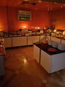 安卡拉SPOR HOTEL的一个带红色墙壁和台面的大厨房
