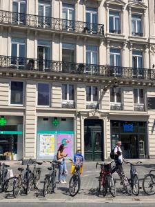 里尔Chambre indépendante en face de la Gare Lille Flandres的停在大楼前的一群自行车