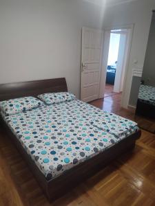 波德戈里察VILA LUKA的一间卧室,床上摆放着蓝色鲜花