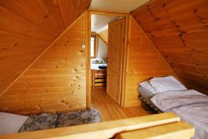 WilkowiceDomek na Kamieńcu的小木屋内带两张床的房间