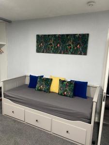 吉夫诺克Saphire Glasgow Apartments的一张带枕头的床和墙上的绘画