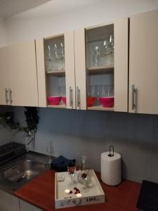 温科夫齐Dolce Vita的厨房配有白色橱柜和酒杯