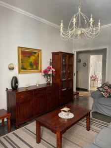 帕特雷Authentic Greek Charming Central的客厅配有咖啡桌和吊灯。