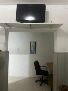 福尔摩沙Mono ambiente céntrico Formosa的一间带椅子和天花板电视的房间