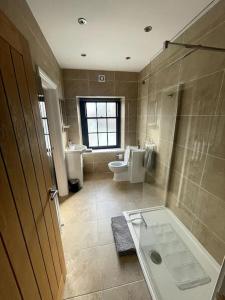 阿伯加文尼Abergavenny Center 2-Bed Flat的带浴缸、卫生间和盥洗盆的浴室
