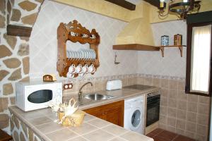 San Pablo de los MontesCasa Rural Cristina I的厨房配有水槽和微波炉
