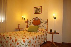 San Pablo de los MontesCasa Rural Cristina I的一间卧室配有一张床和两张桌子