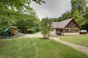 Family-Friendly Indiana Cabin with Hot Tub and Decks的游乐场和房子度假屋