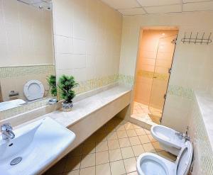迪拜VIP Hostel - Females Only的一间带水槽、卫生间和淋浴的浴室