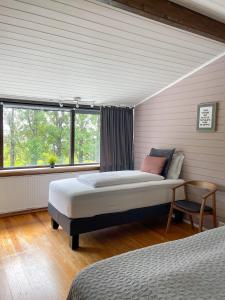 霍芬豪卡贝格旅馆的一间卧室设有一张大床和一个窗户。