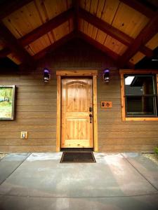 格兰茨帕斯Bear Mountain - Suite 6的一座带木门和门廊的房子