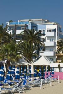 葛伦坦马勒玛丽麦尔住宅公寓式酒店的海滩上一束蓝色的椅子和棕榈树
