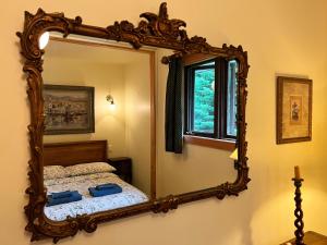 Wentworth-NordBed & Breakfast Lukomorye的卧室内的镜子,卧室配有床和窗户