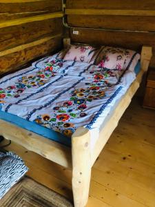 SólStara chałpa oźna的一张位于木制平台上的床